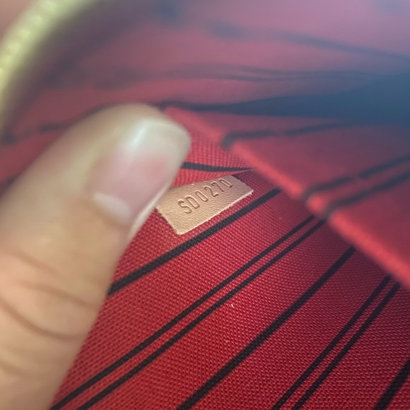 Louis Vuitton MM/GM Monogram Clutch in Cerise Red - Picture 4 of 9